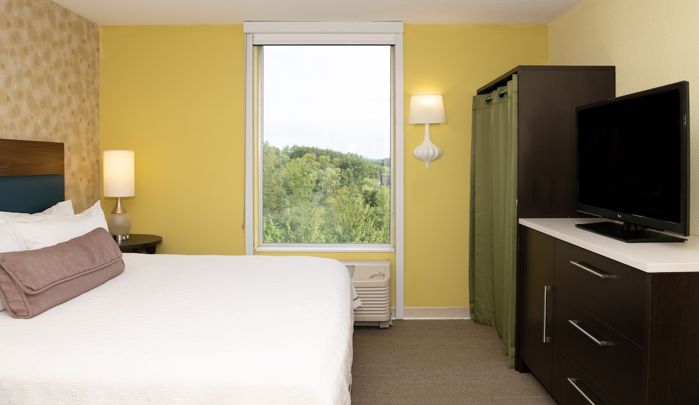 Studio, One King Bed, Accessible photo 2