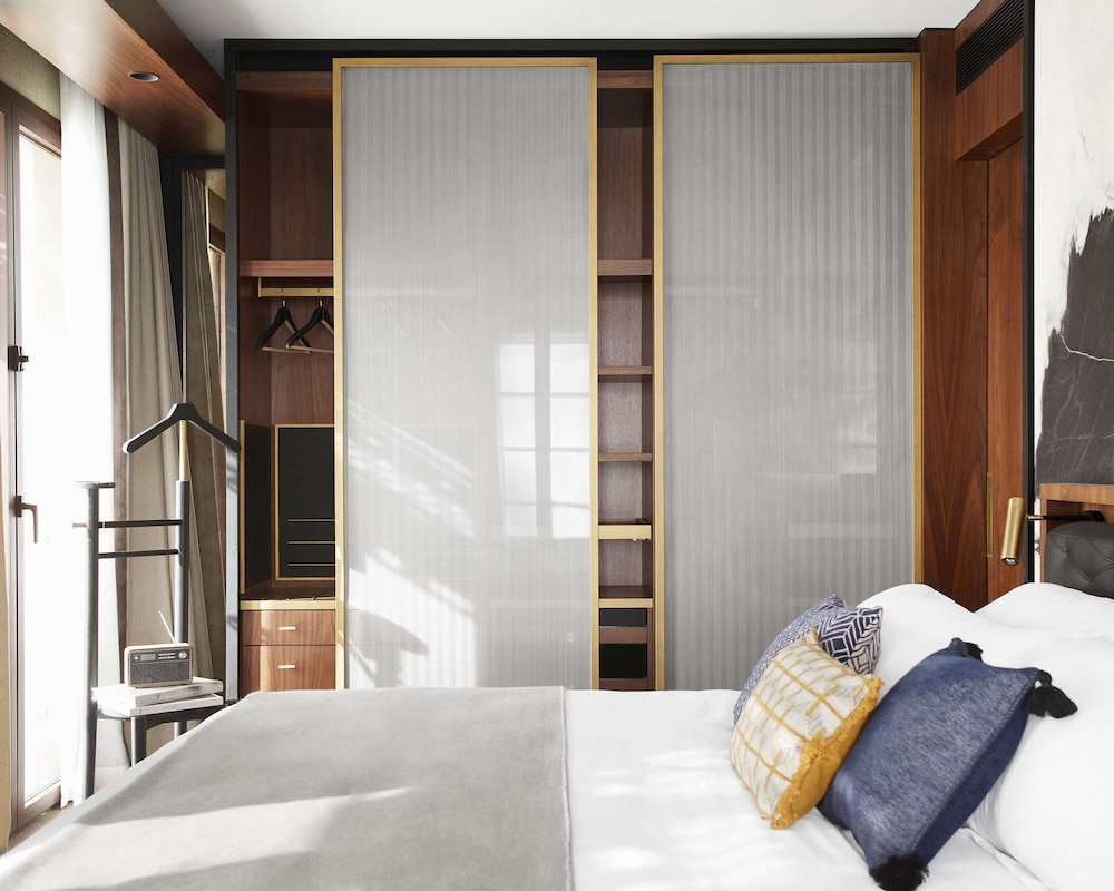 Suite, 1 King Bed, City View thumbnail 6