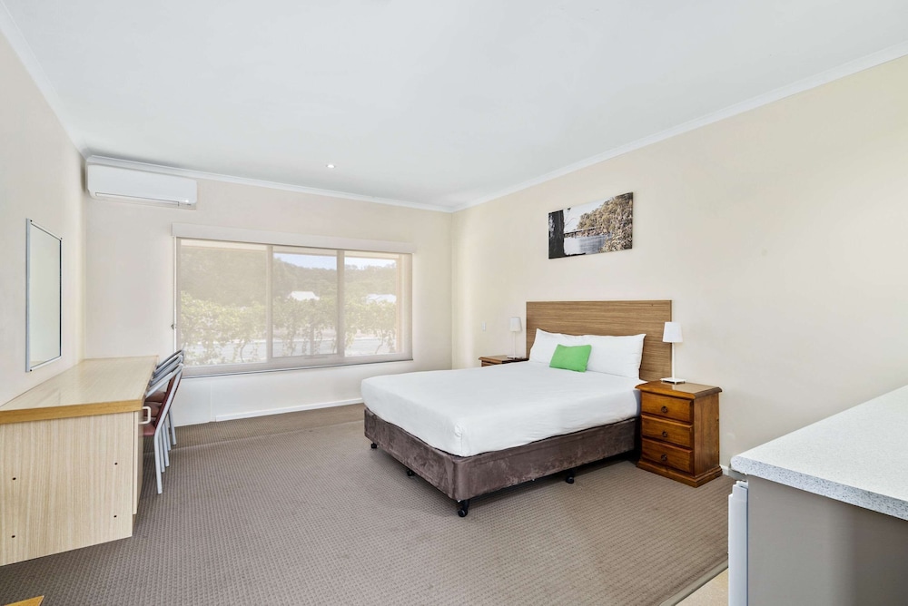 Standard Room, Non Smoking (1 Queen & 3 Single Beds)