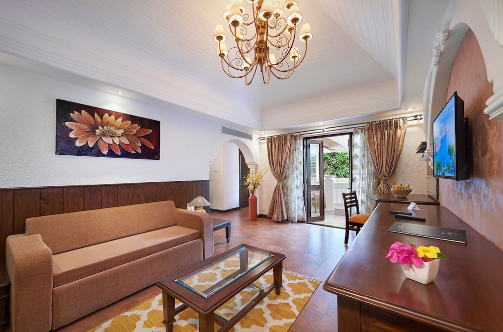Presidential Suite, 1 King Bed, Jetted Tub, Corner photo 3