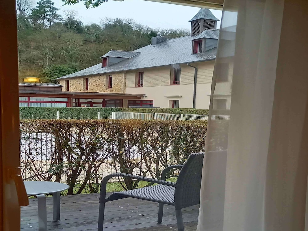 Standard Room, 1 King Bed, Balcony photo 3