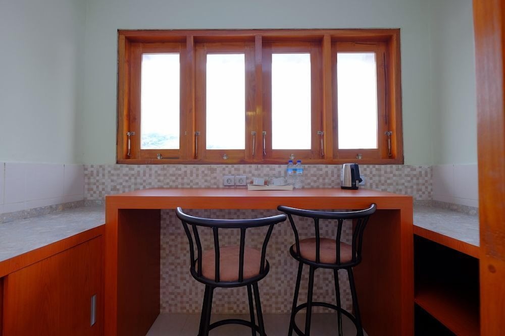Junior Studio Suite, 1 King Bed, Pool View photo 2