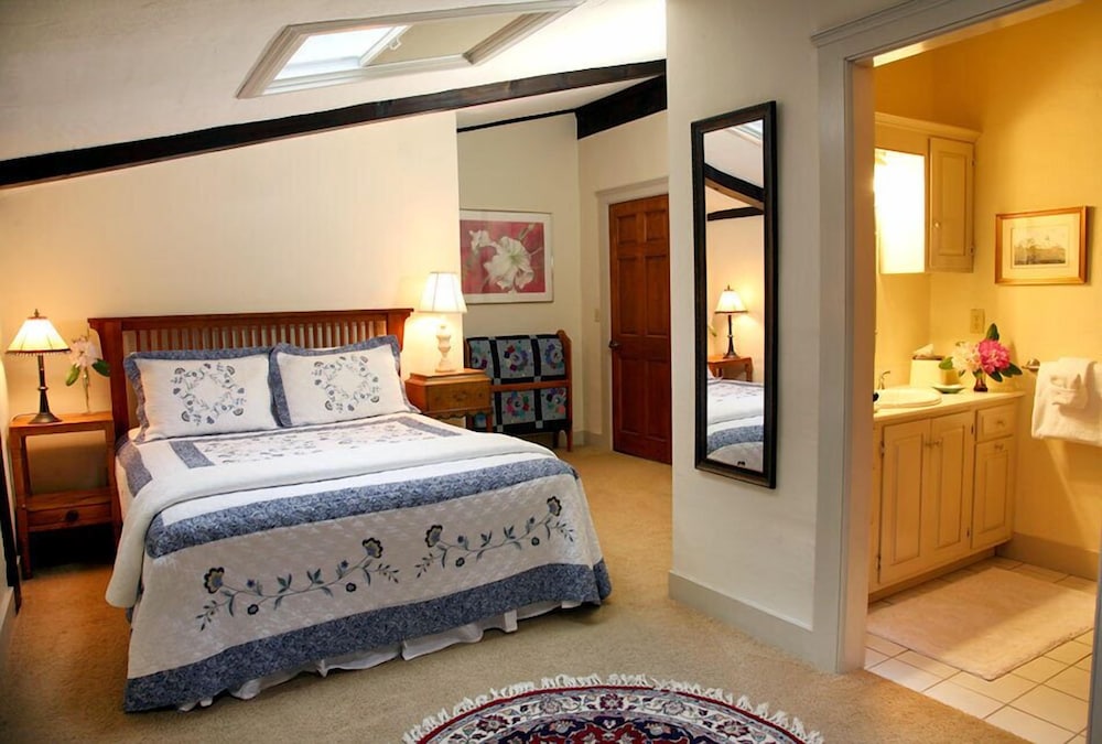 Romantic Double Room, 1 Queen Bed, Garden View, Garden Area photo 1