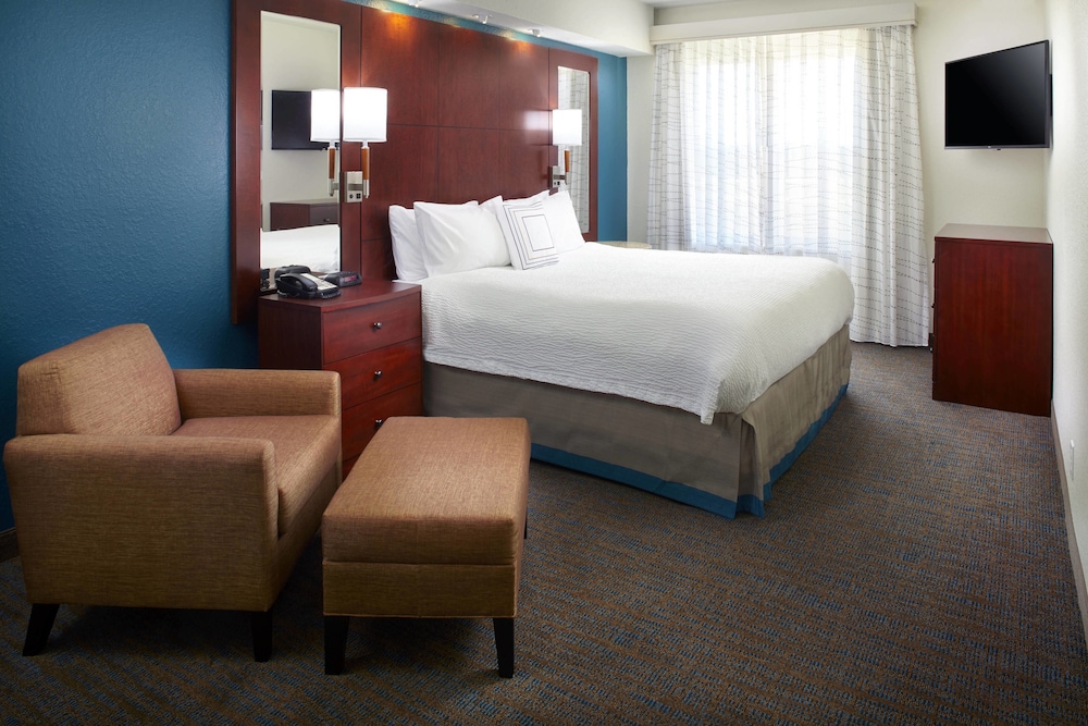 Suite, 2 Bedrooms, Smoking (Mobility/Hearing Accessible, Tub)