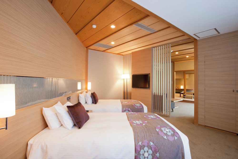 Deluxe Room, Non smoking (Japanese/Western Style, 2 bed + 6 Futon), Mountain View (99sqm) photo 3