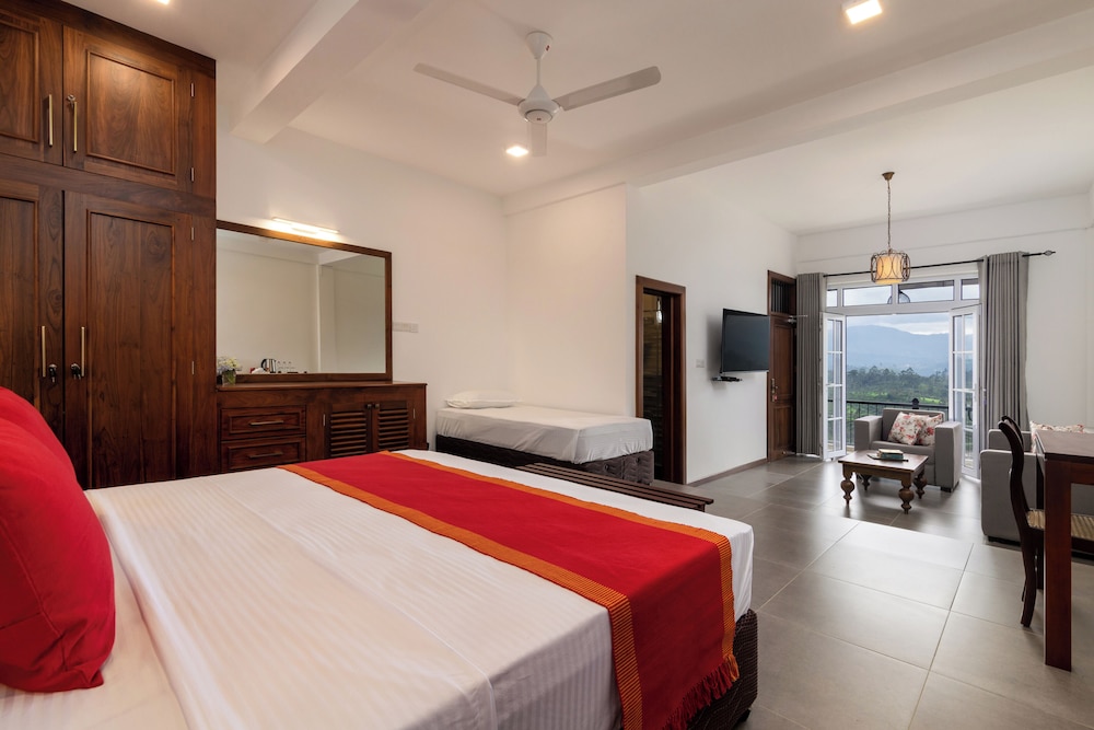 Deluxe Studio Suite, Balcony, Mountain View photo 3