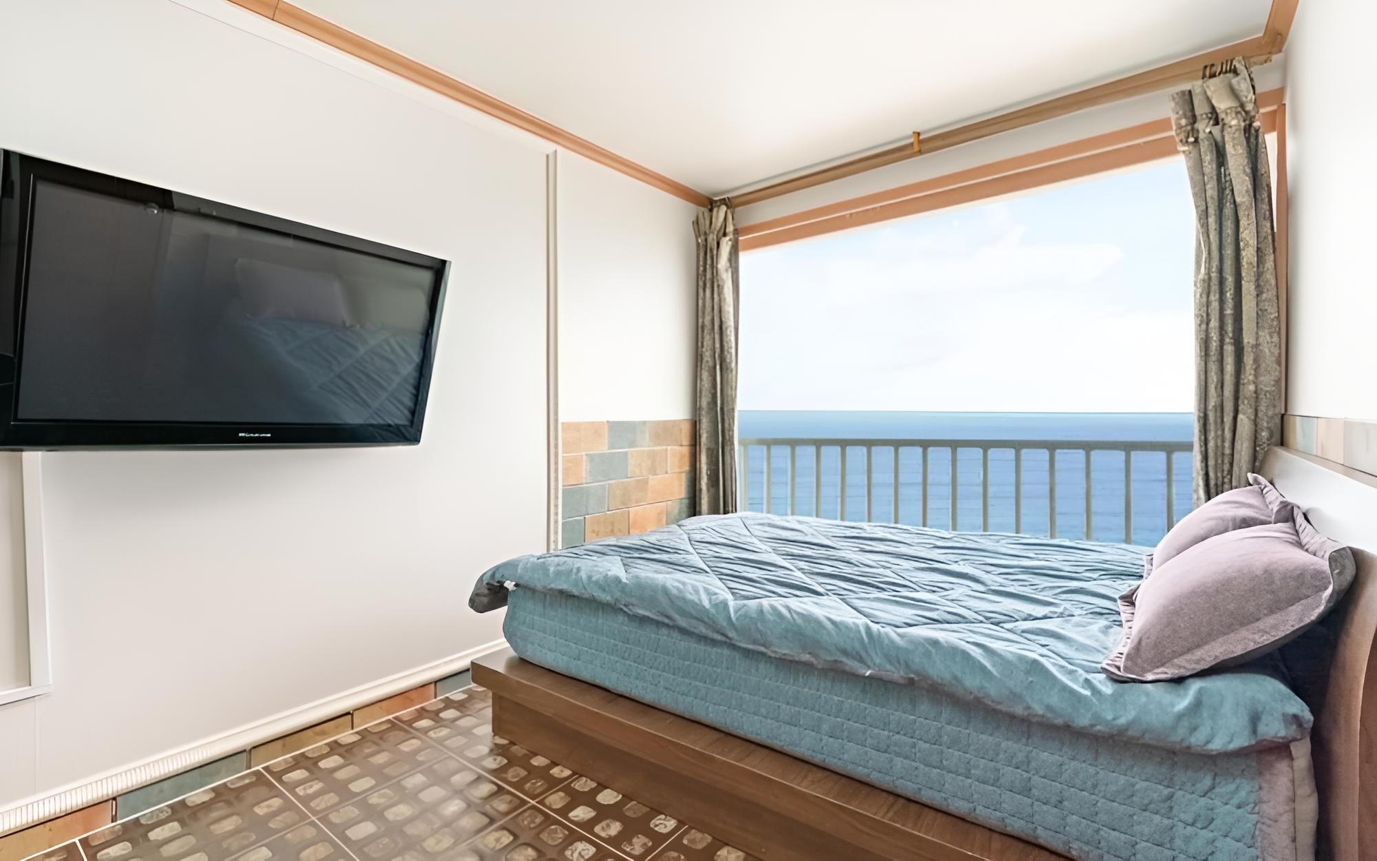 Room (Blue Sky (Tub)) photo 1