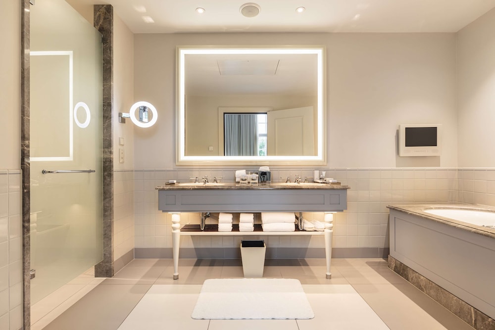 Luxury Suite, 1 King Bed (Backer Suite)