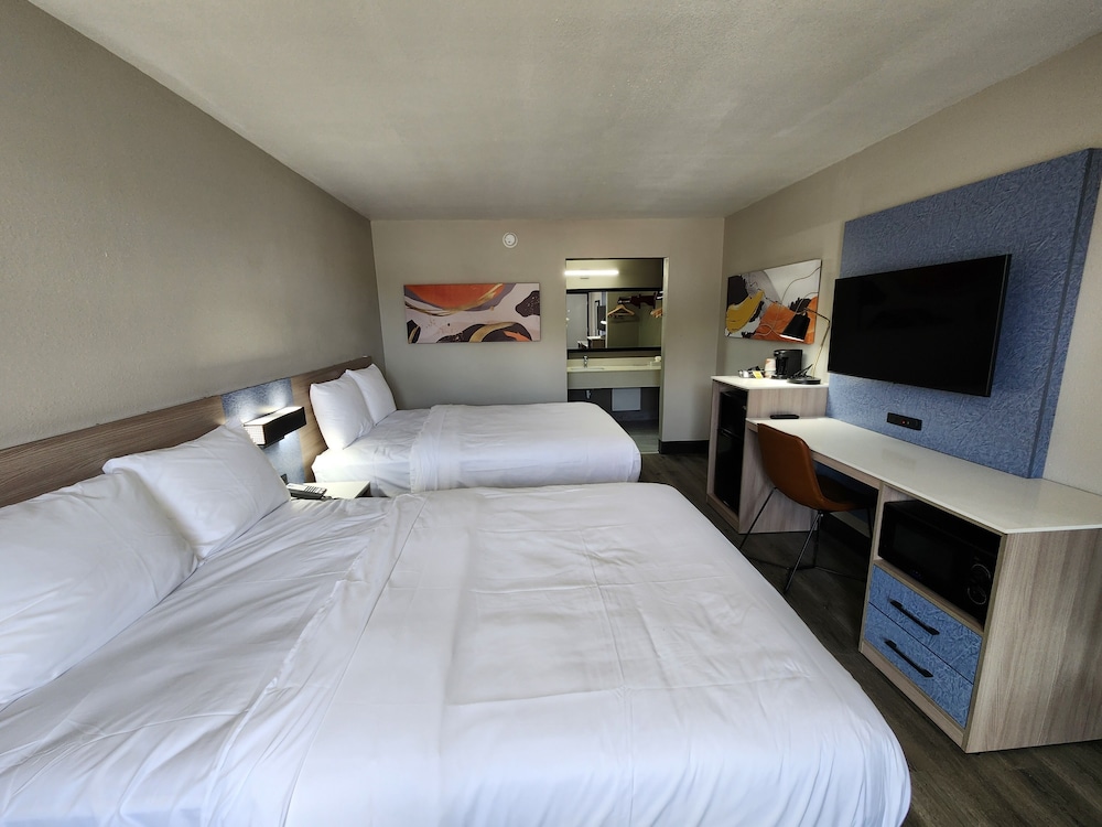 Deluxe Double Room, 2 Double Beds, Non Smoking, Refrigerator & Microwave