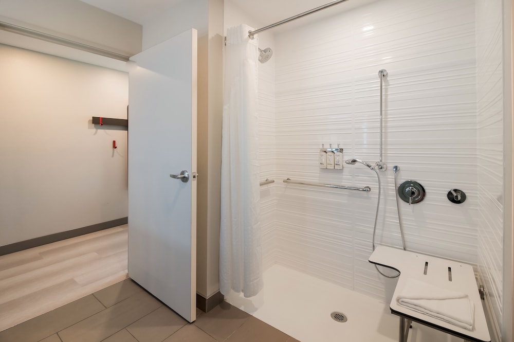Standard Room, 2 Queen Beds, Mobility Accessible (Communications Accessible) - Photo 6