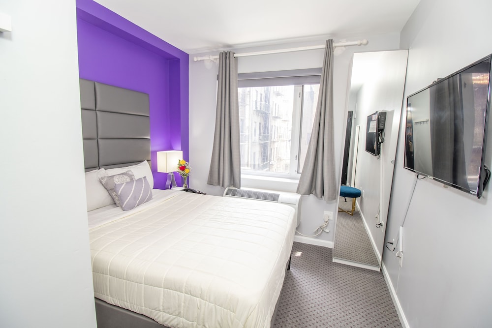 Standard Room 1 Queen Bed City View photo 1