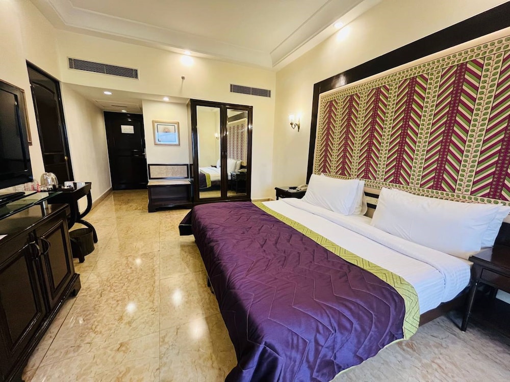 Room, 1 King Bed, Valley View - Photo 5
