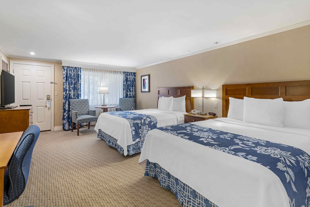 Deluxe Room 2 Queens Accessible Perkins Building photo 3