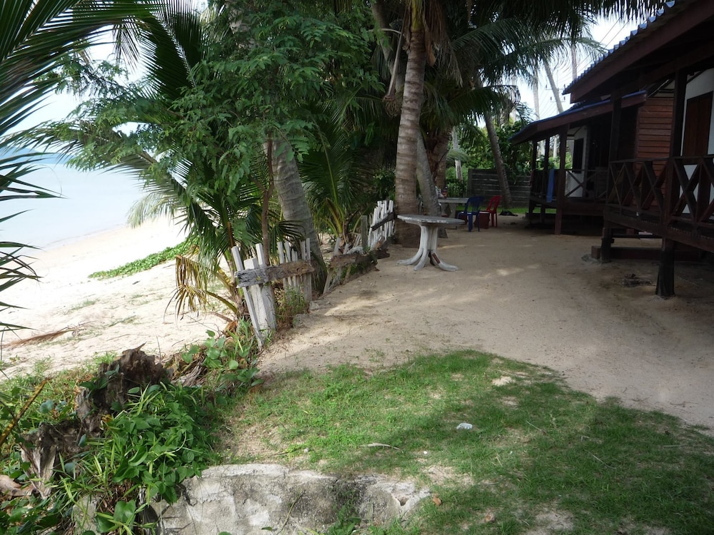 Bungalow, Beachfront photo 1