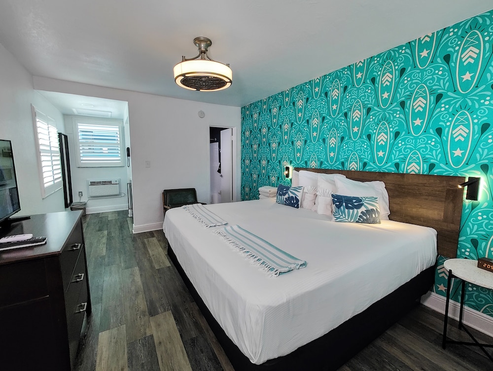 Signature Room, 1 King Bed, Poolside (Efficiency) photo 3