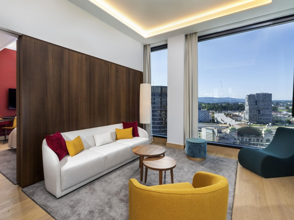 Suite, 1 King Bed (High Floor) - Photo 1
