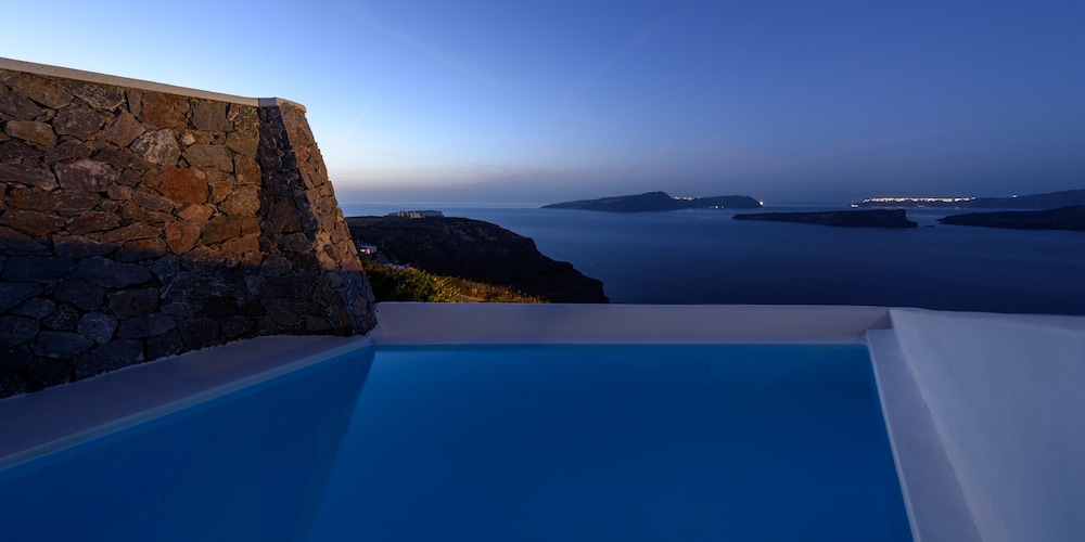 Senior Suite, Private Pool (Volcano & Sunset View) - Photo 9
