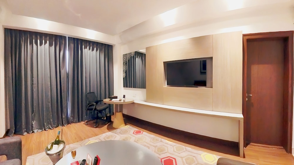 Suite, 1 Queen Bed, Non Smoking (One-Bedroom) - Photo 2