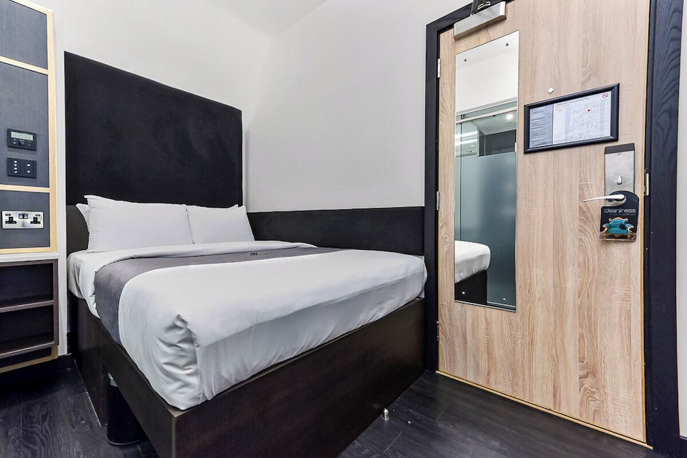 Double Room, No Windows photo 1