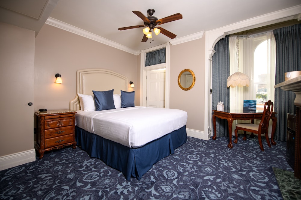 Room, 1 King Bed, Fireplace, City View photo 1