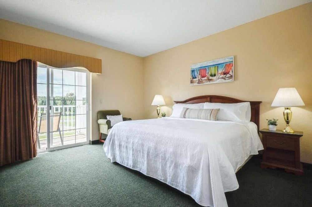 Deluxe Suite (King) - Photo 6