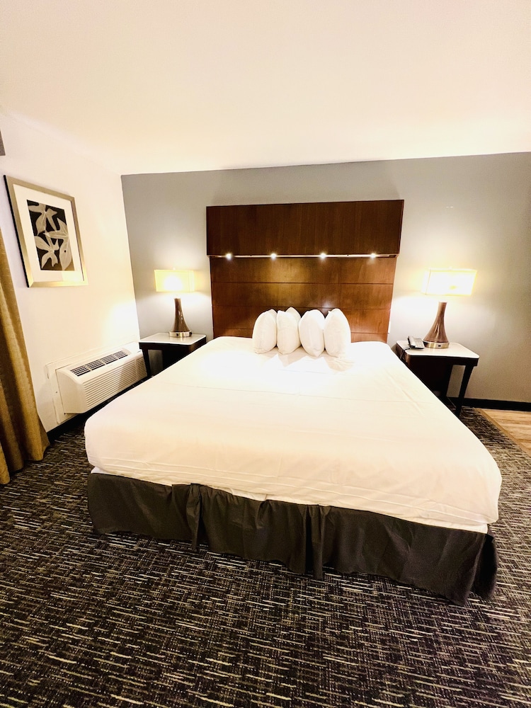Standard Room, 1 King Bed, Non Smoking - Photo 3