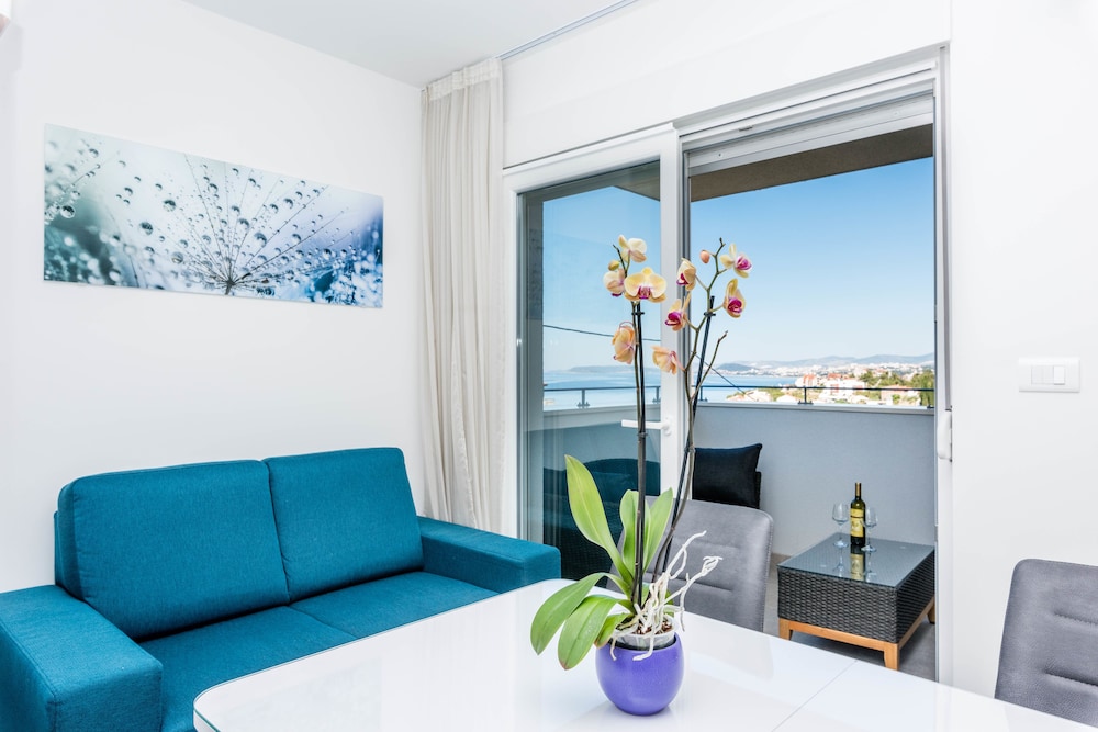 Luxury Apartment, 2 Bedrooms, Balcony, Sea View
