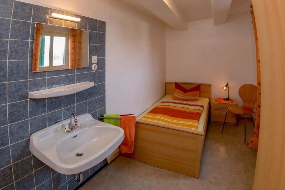 Budget Single Room, Shared Bathroom photo 1