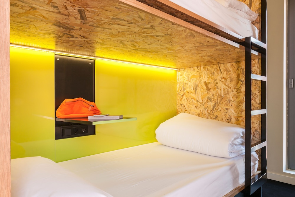 6-Bed Room  with two showers