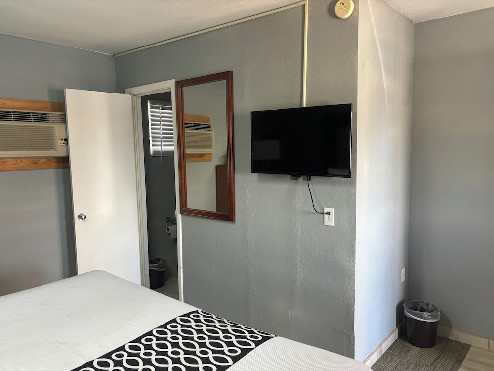 Standard Single Room, 1 King Bed, Non Smoking photo 3