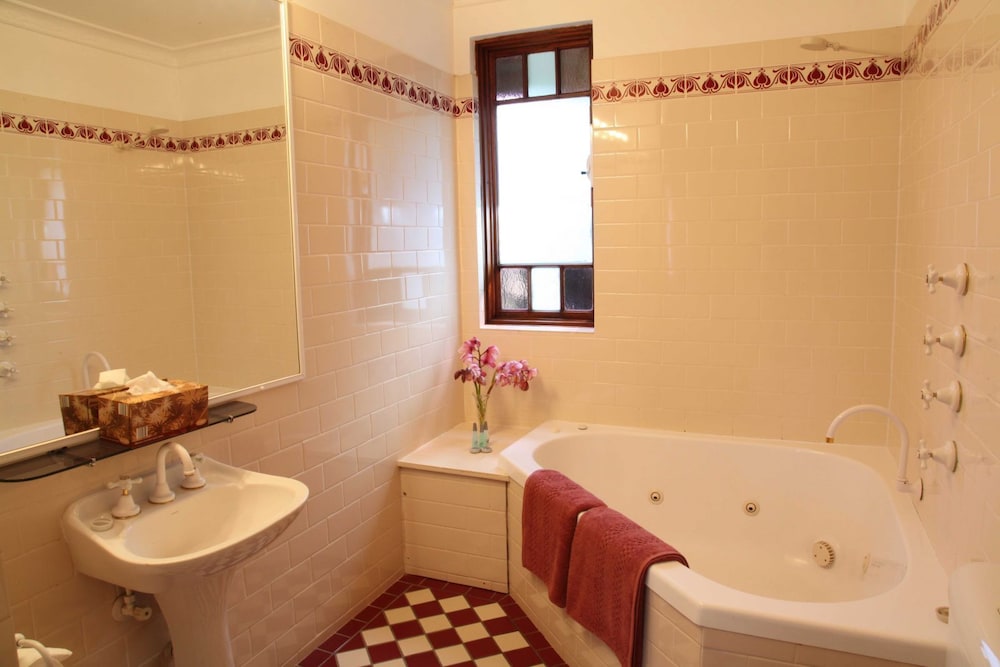 Queen Spa Room photo 2