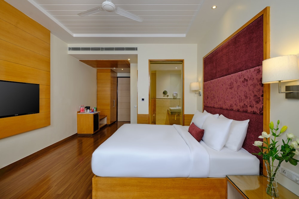 Deluxe Room, 1 King Bed, Non Smoking photo 2