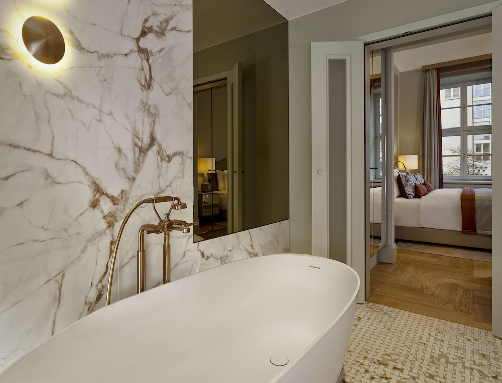Deluxe Suite - Photo 7
