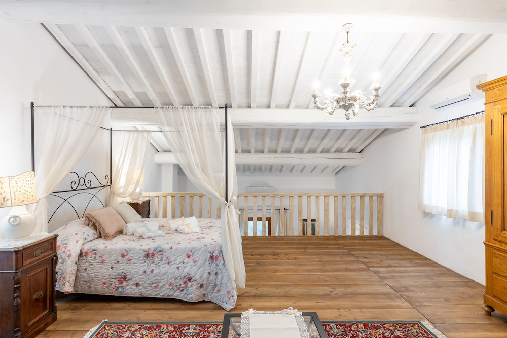 Romantic Loft, 1 King Bed with Sofa bed, Non Smoking, Hill View photo 2