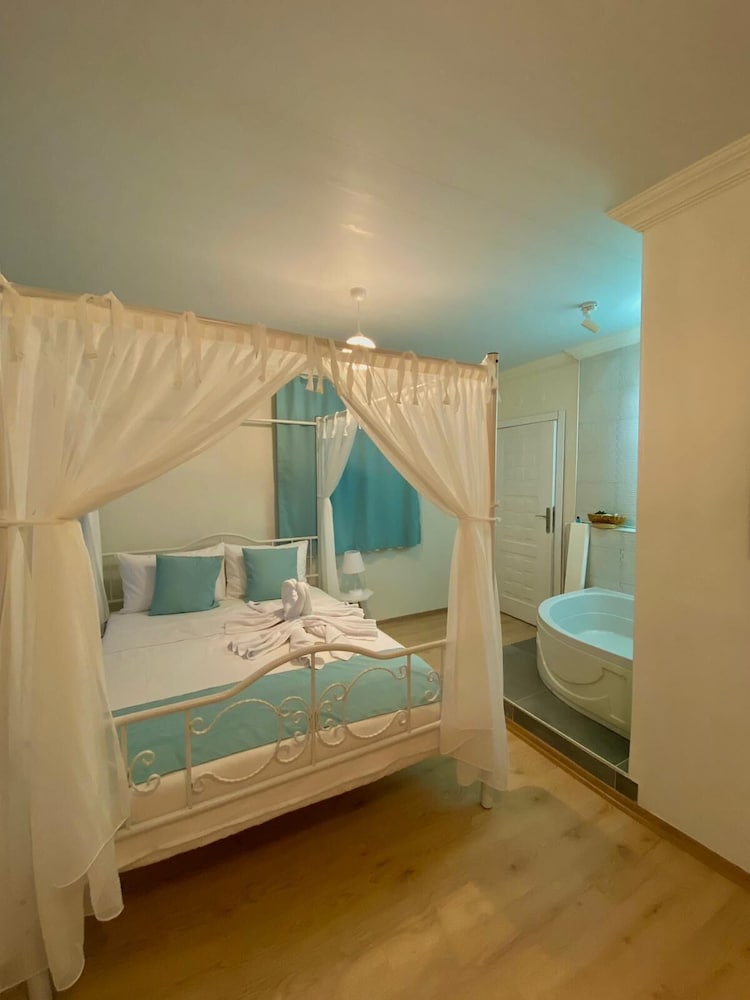 Honeymoon Double Room photo 3