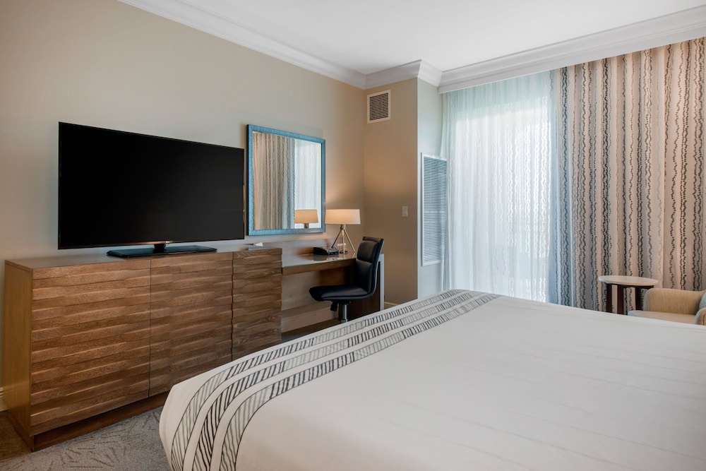 Room, 1 King Bed (Sunset Lodge) thumbnail 5
