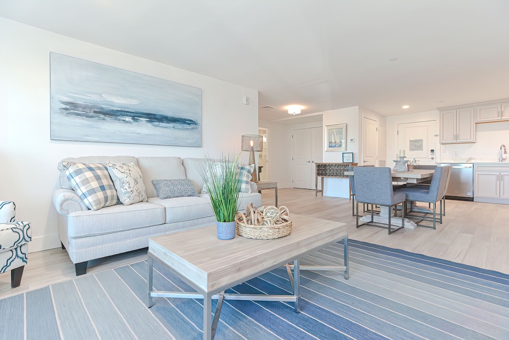 Luxury Condo, Balcony, Harbor View (209) photo 1