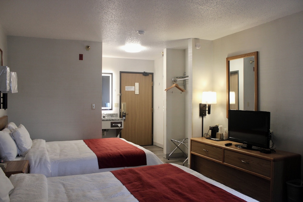 Room, 2 Queen Beds, Pets Allowed photo 1