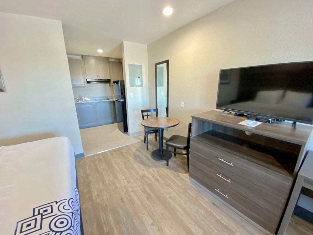 Suite, 1 King Bed, Non Smoking, Kitchen (Dining Table, Full Kitchen) - Photo 7