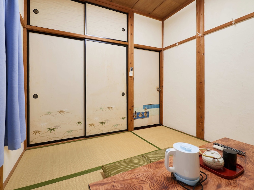 Traditional Single Room, Smoking, Shared Bathroom