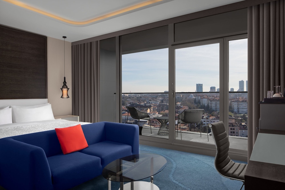 Executive Guest room, Club lounge access, 1 King, City view, Balcony
