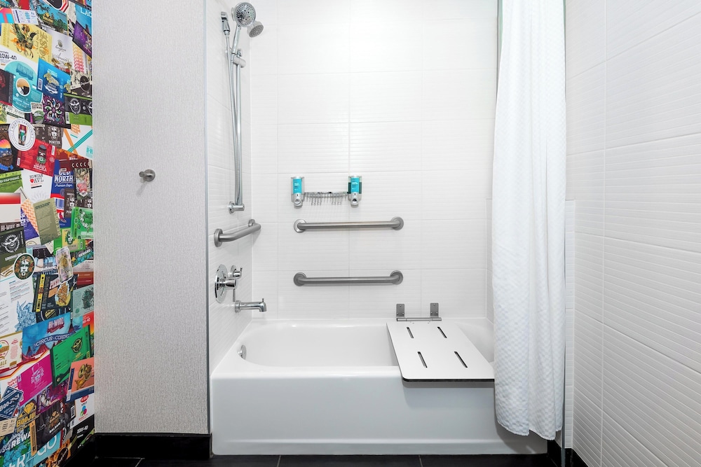 Traditional Room, 2 Queen Beds, Mountain View, Poolside (Mobility/Hearing Accessible, Tub) - Photo 5