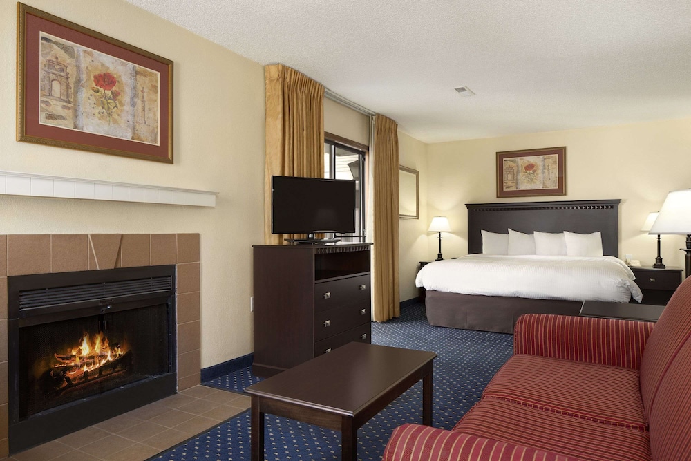 Studio Suite, 1 King Bed, Non Smoking (2nd Floor) - Photo 1