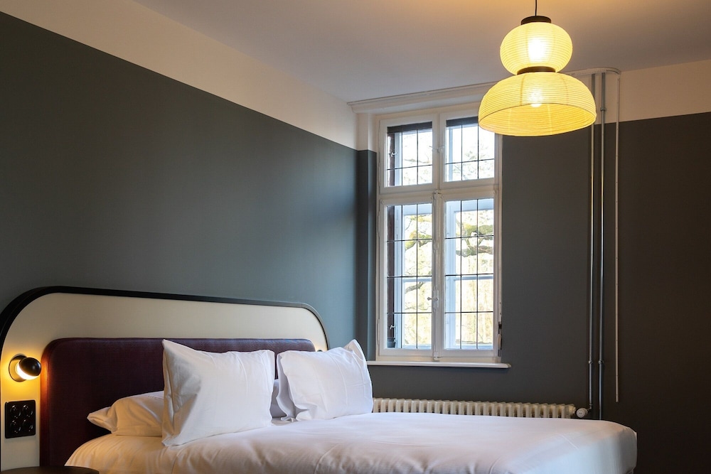 Boutique Family Room - Photo 1