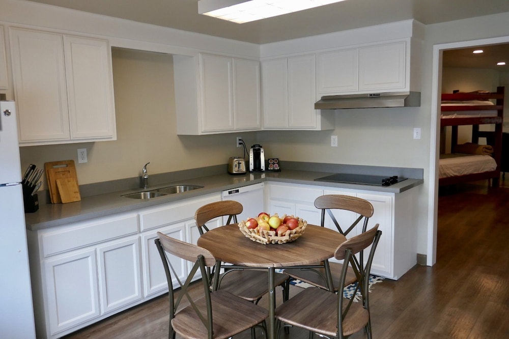 Family Suite, 1 King Bed, Kitchen, Courtyard View photo 1