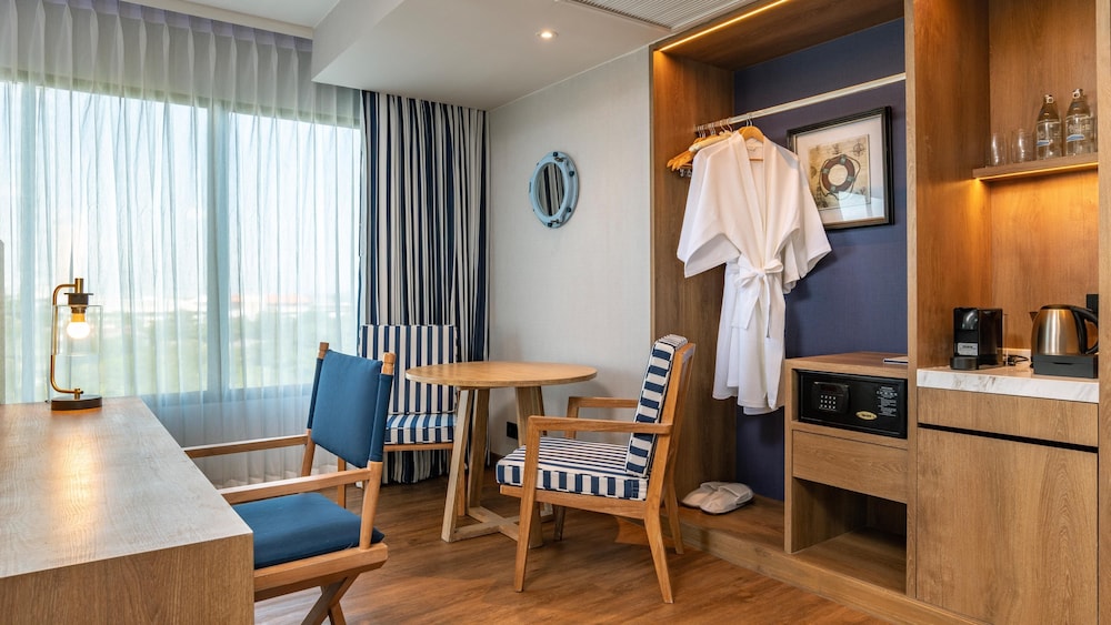 Junior Suite, 1 King Bed - Photo 1
