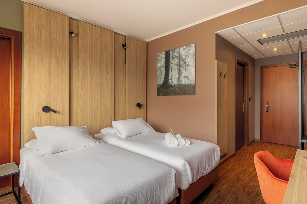 Standard Twin Room - Photo 1