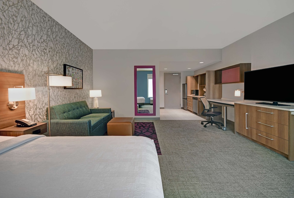 Suite, 1 Queen Bed, Accessible, Bathtub - Photo 3