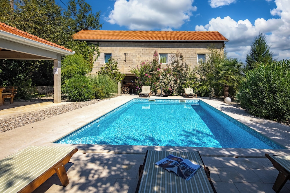 Family House, Multiple Bedrooms, 2 Bathrooms (Holiday Home Ljubica with Pool)
