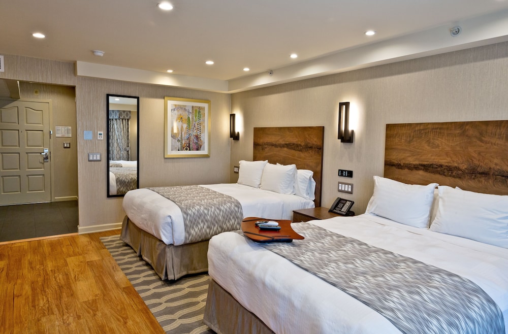 Deluxe Room, 2 Queen Beds (Two Queen Bed Non-Smoking Room) photo 2